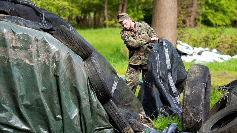 Ein Bundeswehrsoldat sucht nach dem vermissten Arian. (Foto: dpa Bildfunk, picture alliance/dpa | Daniel Bockwoldt)
