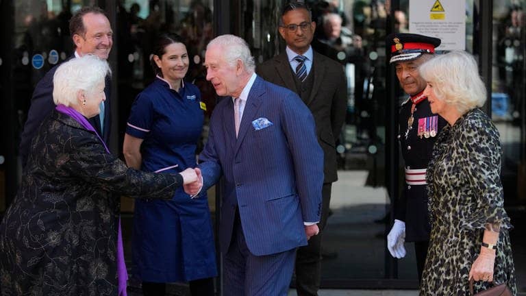 König Charles III.(M) und Königin Camilla (r) von Großbritannien werden bei ihrem Besuch im Macmillan Cancer Centre des University College Hospital begrüßt.  (Foto: dpa Bildfunk, picture alliance/dpa/AP | Kin Cheung)